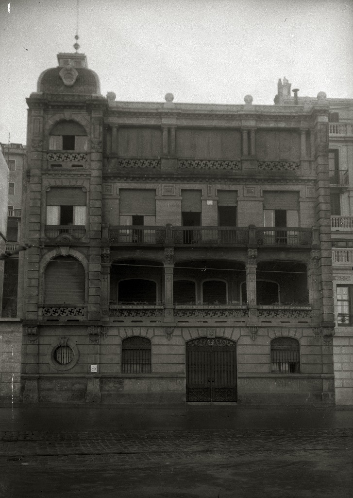 Fachada completa de Villa Esperanza fotografiada por Pascual Marín en 1945